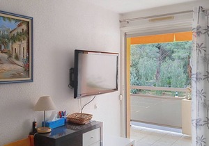 Modern Apartment Near Beach & Shops - Sleeps 4, Private Garage, South-Facing Balcony