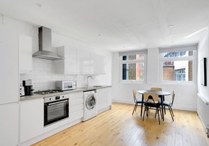 Modern Farringdon 1BR, open plan, opposite train, by Blueground