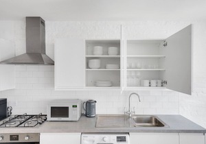 Modern Farringdon 1BR, open plan, opposite train, by Blueground