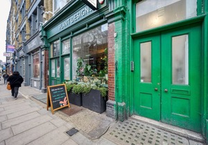 Modern Farringdon 1BR, open plan, opposite train, by Blueground