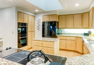 Modern Home w/ Gas Fireplace, Large Deck & Private Hot Tub - SHARC Passes