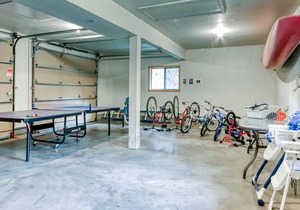 Modern Home w/ Gas Fireplace, Large Deck & Private Hot Tub - SHARC Passes