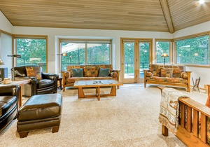 Modern Home w/ Gas Fireplace, Large Deck & Private Hot Tub - SHARC Passes