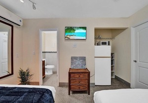 Modern Ocean-side studio, 1BR/1bath, Hollywood, Free Parking + BBQ!