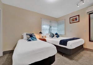 Modern Ocean-side studio, 1BR/1bath, Hollywood, Free Parking + BBQ!