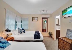 Modern Ocean-side studio, 1BR/1bath, Hollywood, Free Parking + BBQ!