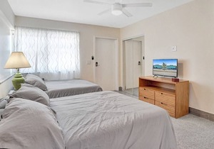 Modern Ocean-side studio, 1BR/1bath, Hollywood, Free Parking + BBQ!