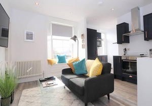 Modern , stylish one bedroom apartment in the centre of Dollar