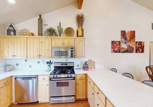 Modern Townhome with Seasonal Pool and Hot Tub - Views and Hiking Nearby