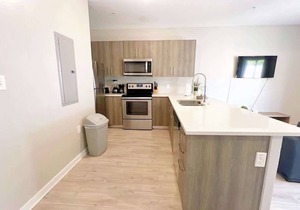 Modern Townhouse Minutes Beach | Free Parking