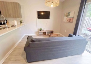Modern Townhouse Minutes Beach | Free Parking