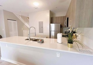 Modern Townhouse Minutes Beach | Free Parking