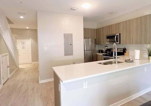 Modern Townhouse Minutes Beach | Free Parking