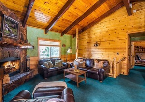 Mountain Lodge Retreat- 10 Minutes From the Lake