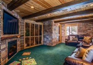 Mountain Lodge Retreat- 10 Minutes From the Lake