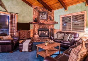 Mountain Lodge Retreat- 10 Minutes From the Lake