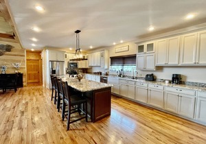 MT VIEW, HOT TUB, GAME ROOM, THEATER, GREAT LOCATION!
