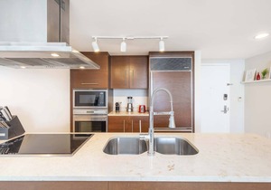 MVR Bright & Airy Condo with Views