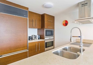 MVR - High-End Condo with Miami Views
