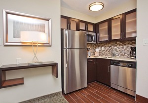 Near Downtown Austin | Free Breakfast Included! King Studio w/Pool Access
