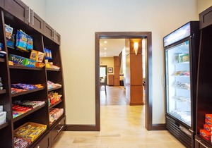 Near Downtown Austin | Free Breakfast Included! King Studio w/Pool Access