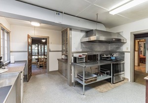 NEW LISTING! Large Lodge at Rainier Lodge (0.4 m from entrance) by RedAwning