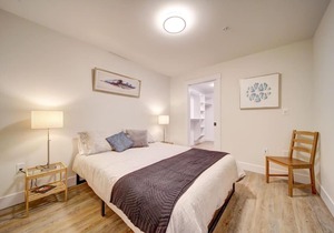 New Luxurious Modern 2BR Condo Sleeps 5 Coffee, AC, WIFI