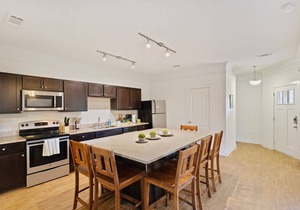 NEW Spacious 6BD Apt - Family Friendly Retreat