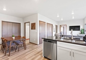 Newer 2 Bd 2 Bth Near Downtown and Perry District!