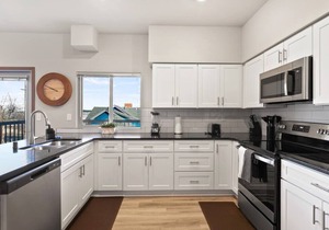 Newer 2 Bd 2 Bth Near Downtown and Perry District!