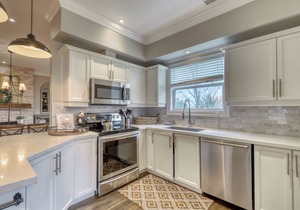 Newly renovated retreat w/open layout, shared pool & near the Village