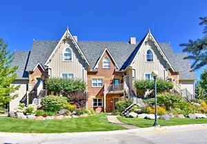 Newly renovated retreat w/open layout, shared pool & near the Village