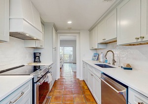 Newly Renovated Spacious Villa w/Ocean views, Pool & Beach access