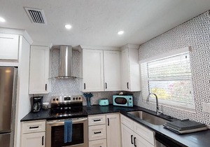 Newly Renovated 1-Bed Apt with Modern High-End Décor and Finishes. Sleeps 3