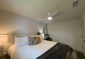 Newly Renovated 1-Bed Apt with Modern High-End Décor and Finishes. Sleeps 3