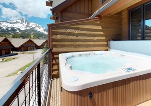 Newly updated townhome with private hot tub - close to the village