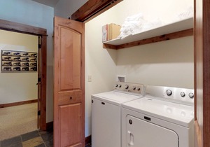Newly updated townhome with private hot tub - close to the village