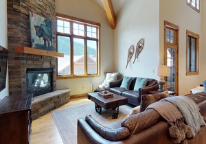 Newly updated townhome with private hot tub - close to the village