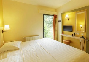 Nice apartment in villa for 8 guests with pool, WIFI, hot tub, TV and terrace