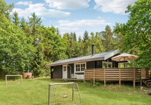 Nice home in Ebeltoft with kitchen
