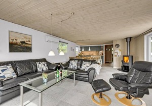 Nice home in Hemmet with WiFi