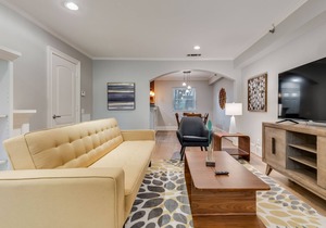 Oaklawn Townhouse - Walk to Shops and Restaurants