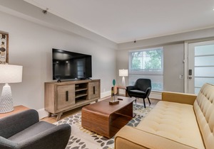 Oaklawn Townhouse - Walk to Shops and Restaurants