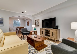 Oaklawn Townhouse - Walk to Shops and Restaurants