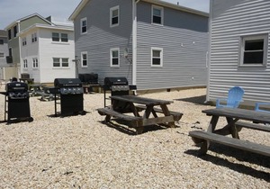Ocean Block. Surf City. Duplex. Beach Badges. WIFI. Updated Kitchen. Deck.Surf.