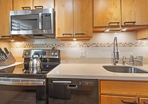 Oceanfront 2BR Condo in Kihei Maui – Stunning Lanai Sunsets, Pool & Beach Access