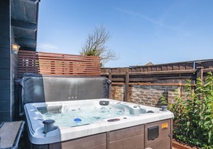 Old Cottage - Eight Bedroom House, Sleeps 15