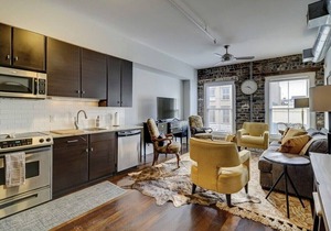 Old Towne Loft on Broughton -Steps to Everything!