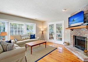 Old Village 3br 'coastal ' W/ Porch & Yard 3 Bedroom Villa
