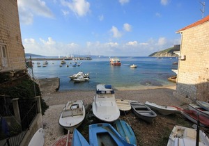 One bedroom apartment near beach Komiža, Vis (A-3035-a)